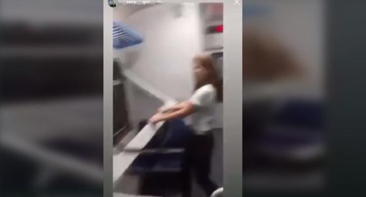 Девочки-подростки разгромили вагон поезда УЗ: появилось видео