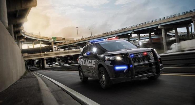 Сотрудники Ford просят не выпускать авто для полиции из-за расизма