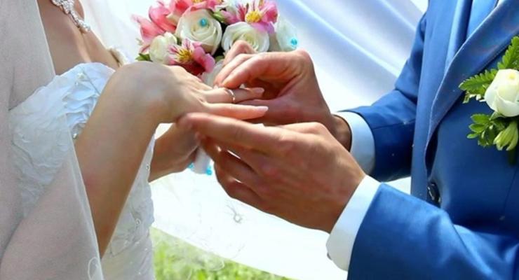 В Украине в пять раз чаще заключают браки, чем разводятся