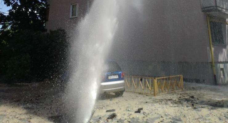 В Киеве авария на магистральном водопроводе, фонтан бьет до девятого этажа