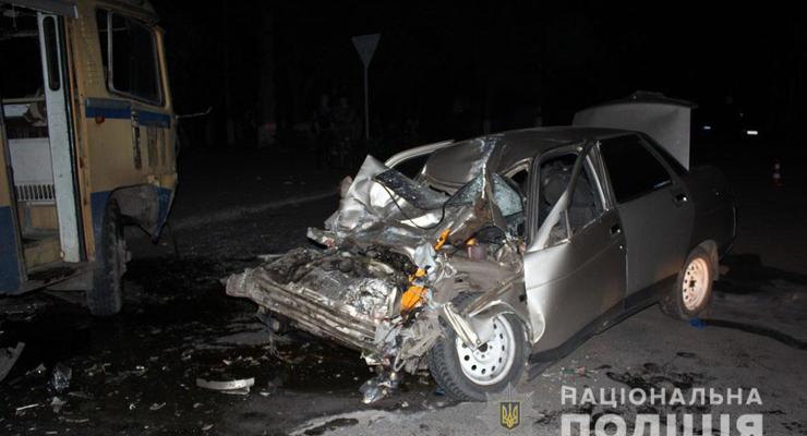 Mercedes в Мариуполе сбил двух полицейских
