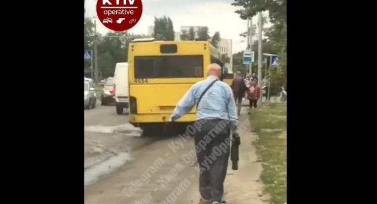 В Киеве на ходу развалился автобус: появилось видео