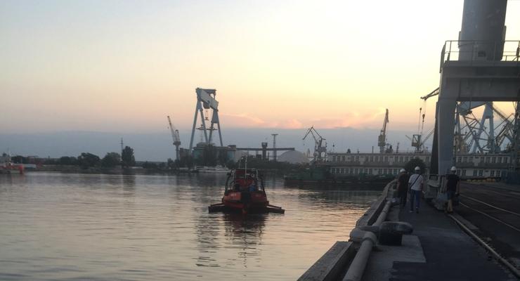 ЧП в Николаевском порту: Обнаружена утечка масла