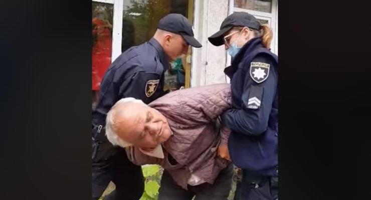 В Черновцах на рынке копы надели наручники на пенсионера