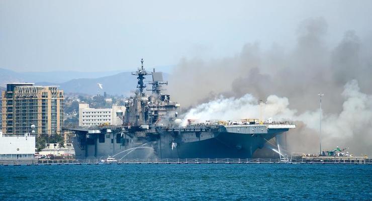 В США почти сутки горит военный корабль