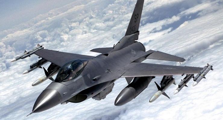 В США при посадке разбился истребитель F-16