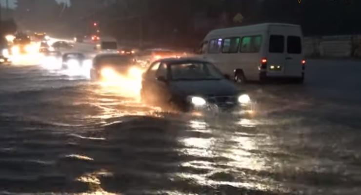Мощный ливень затопил улицы Запорожья