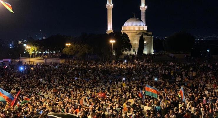 В Баку проходит акция в поддержку армии