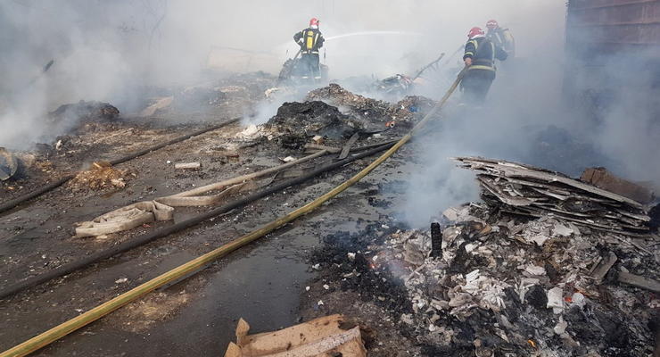 Близ киевского аэропорта пылали склады