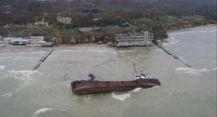 В Одессе с затонувшего танкера Delfi в море снова утекла нефть