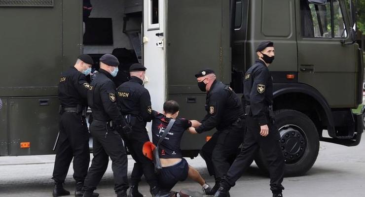 В Минске на задержание активистов кинули военных