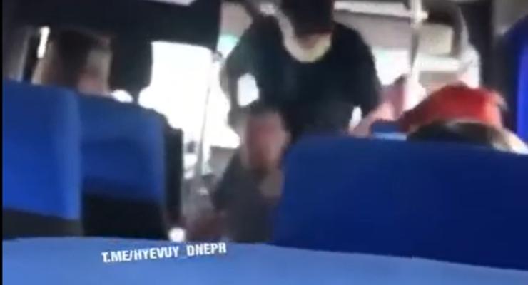 Маршрутчик из Днепра вытолкал пассажира без маски
