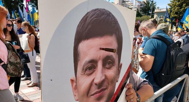 На митинге “ЕС” вывесили плакат Зеленского с настоящей пулей в голове