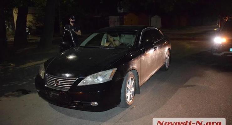В Николаеве пьяный водитель Lexus убегал от копов в трусах
