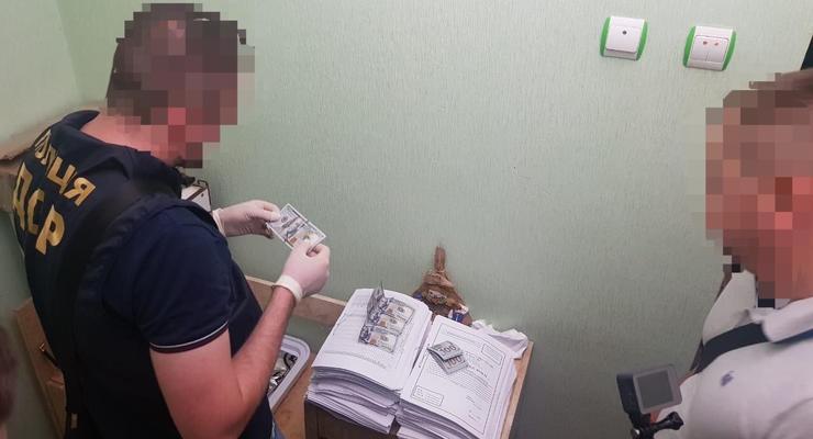 Трех одесских таможенников арестовали за взятки
