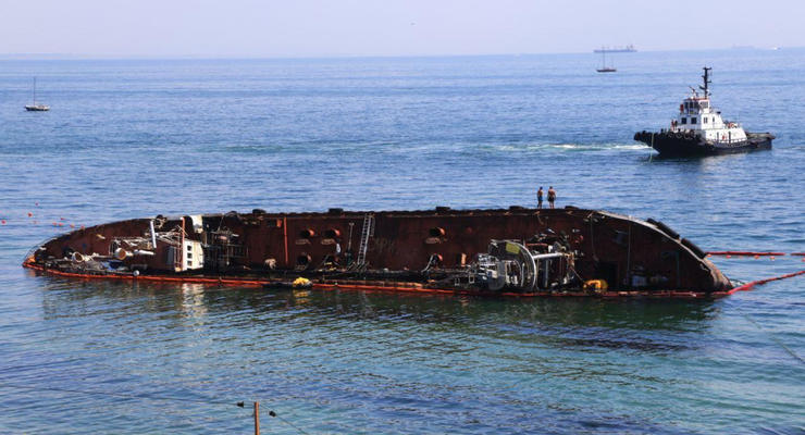 В Одессе поднимают затонувший танкер