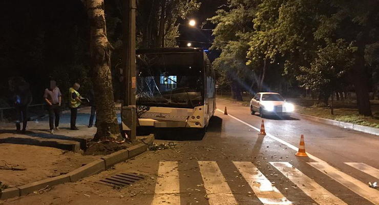 В аварии с участием автобуса в Запорожье пострадало шесть человек