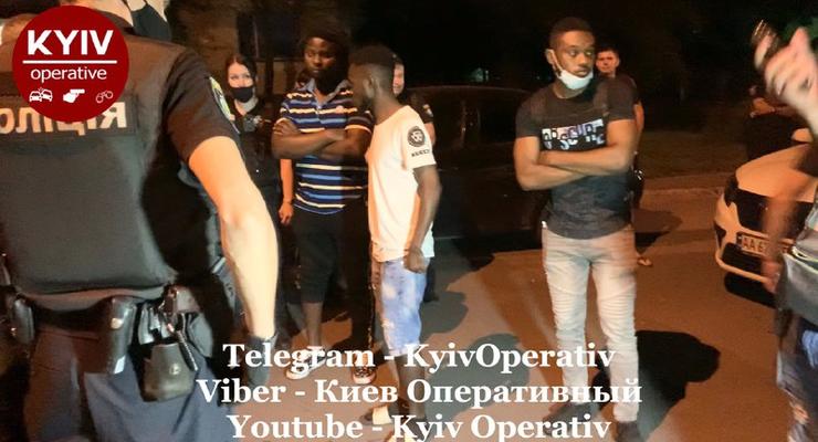 Пьяные мужчины вытащили африканских студентов из такси в Киеве