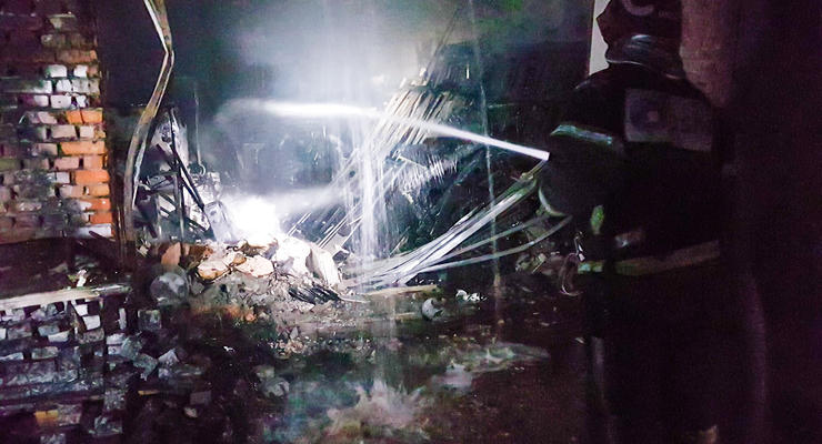 В Киеве произошел взрыв в гараже: Разрушена стена, сгорел автомобиль