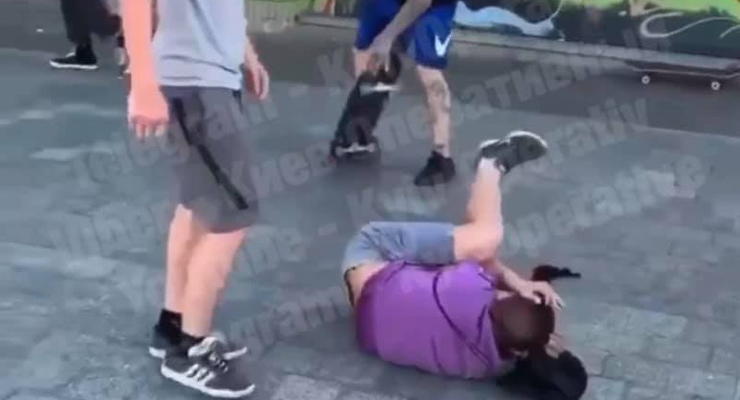На видео показали, как в Киеве "спортсмены" избили мужчину
