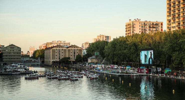 В Париже появился первый "кинотеатр на воде"