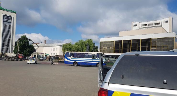 Раздавались выстрелы: В центре Луцка мужчина захватил автобус с заложниками