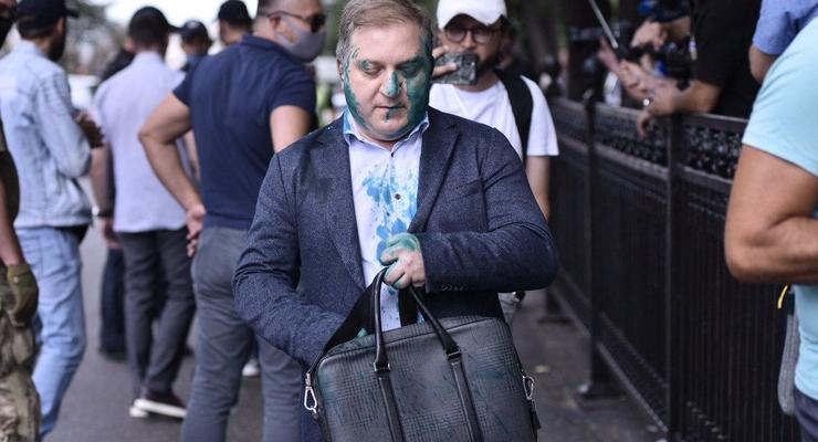 "Степан Бандера" облил нардепа Волошина зеленкой у здания Рады