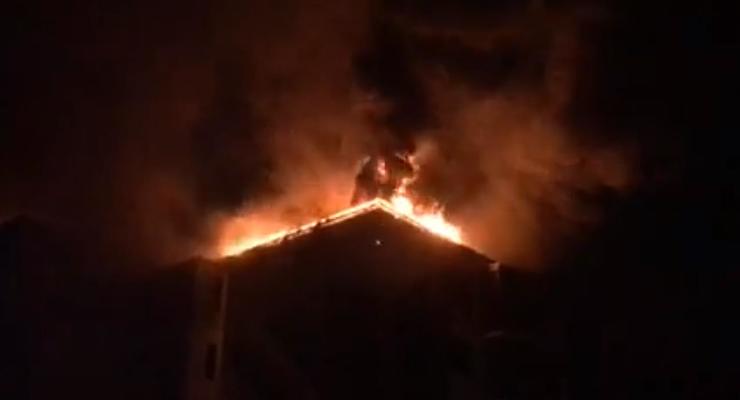 В Киеве горит крыша новостроя