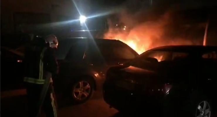 На видео показали, как в Киеве ночью горел автомобиль