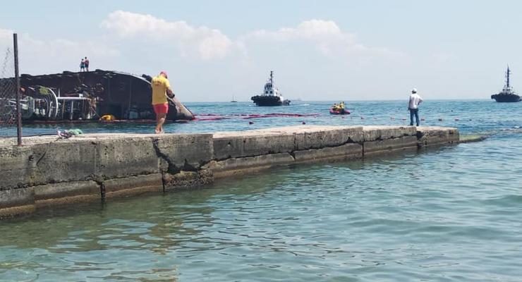 В Одессе заявили об очередной утечке топлива с танкера Delfi