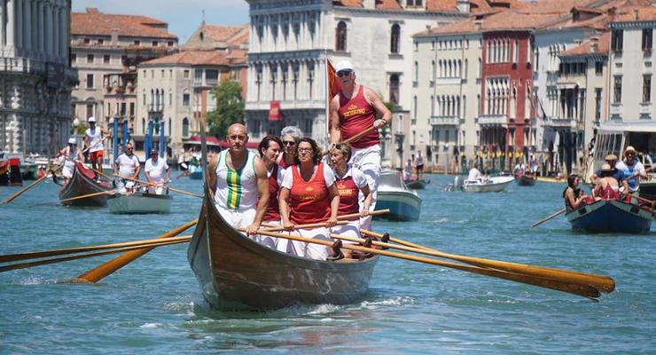 Гондольеры в Венеции ограничат число мест в лодках