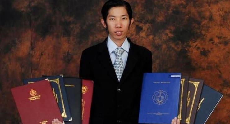 Индонезиец за 20 лет получил 32 диплома