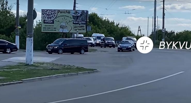 Больше десятка машин: Кортеж Зеленского в Славянске попал на видео