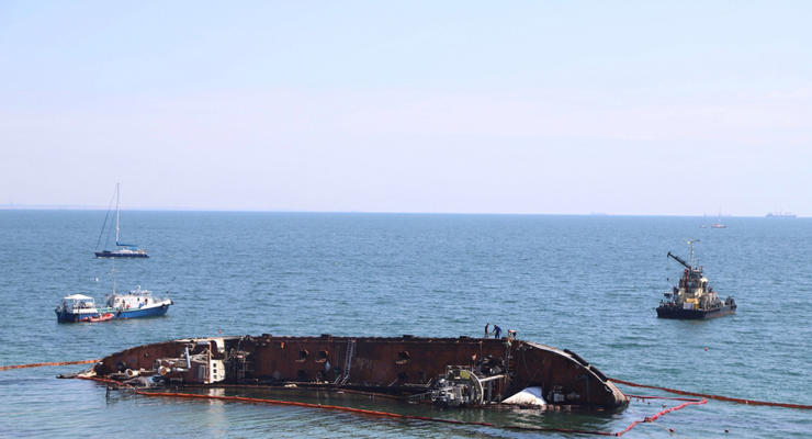 Из танкера Delfi в море снова вылилось топливо