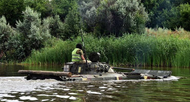 В Сети показали, как украинская бронетехника форсирует реки