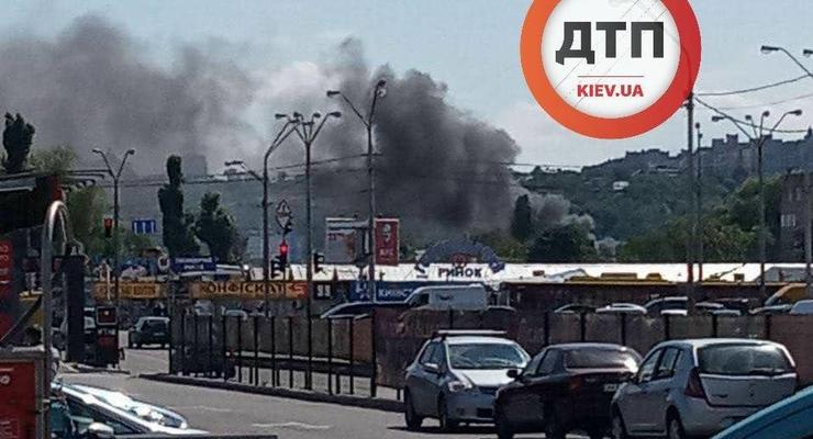 В Киеве горит книжный рынок "Петровка"