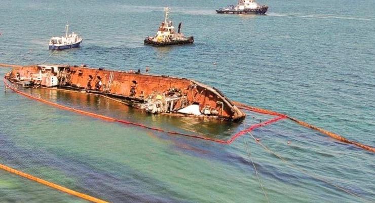 В Одессе не смогли поднять танкер Delfi