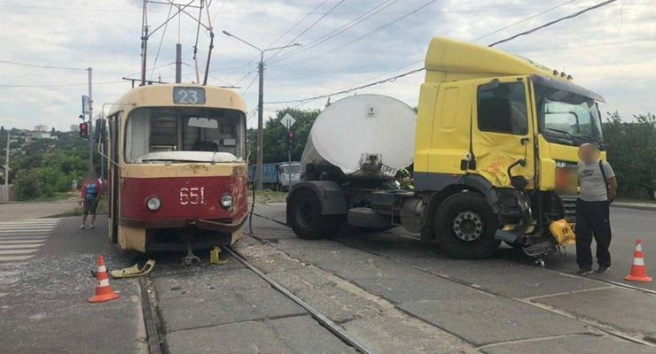 В Харькове грузовик врезался в трамвай