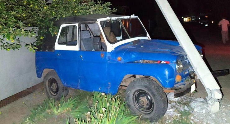 На Кировоградщине пьяный автомобилист убегал от копов и протаранил столб
