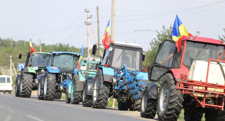 В Молдове фермеры вывели на трассы сельхозтехнику, требуя от власти помощи