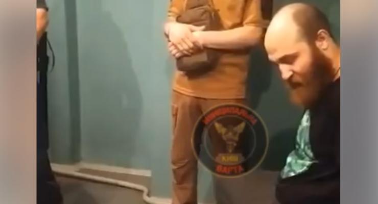 В Киеве на прохожих у метро бросался хулиган с ножницами