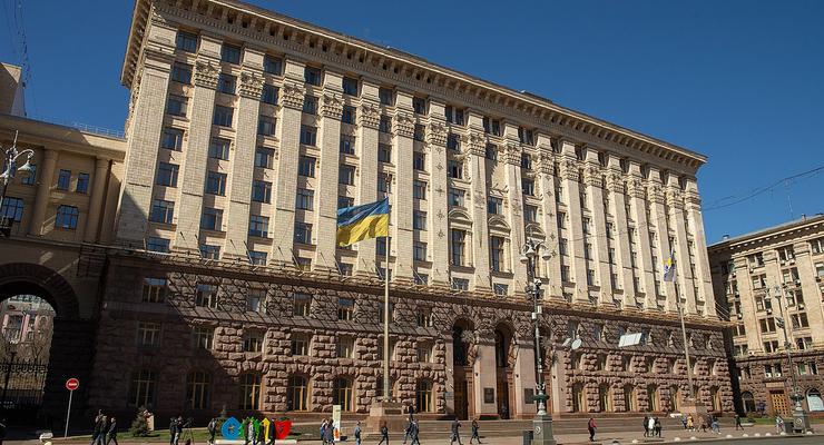 Киевсовет разрешил киевлянам бесплатно парковаться во дворе мэрии