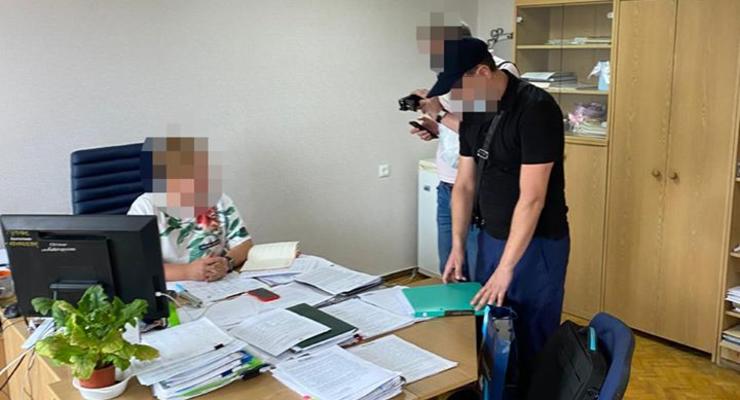Чиновница налоговой систематически вымогала взятки с бизнеса на Донбассе