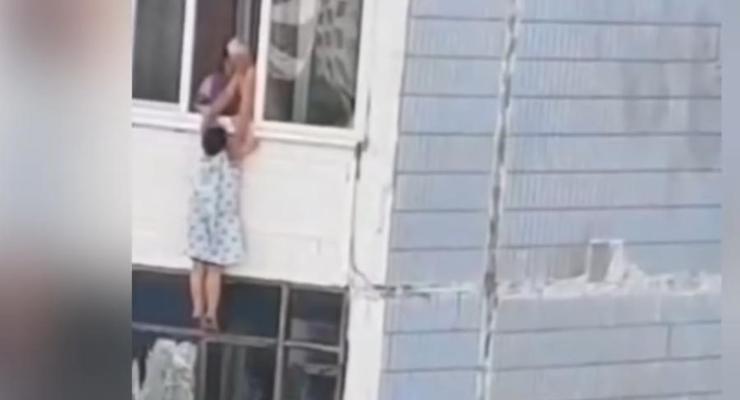 За шаг до смерти: В Запорожье пенсионерка повисла на балконе 9 этажа