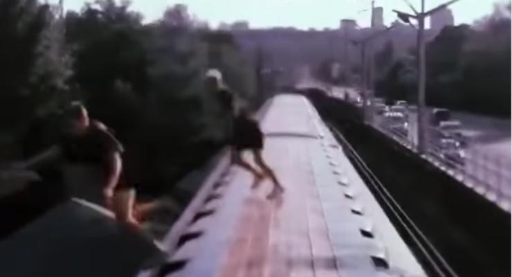 На видео показали, как в Киеве прыгали в реку с поезда метро