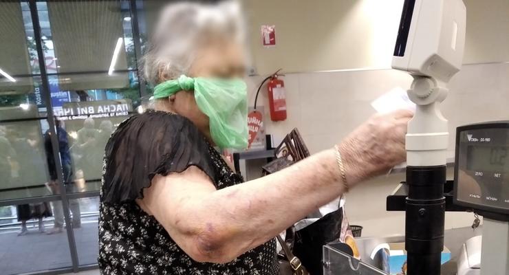 В супермаркете под Запорожьем засняли женщину с пакетом вместо маски
