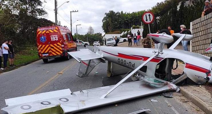 В Бразилии легкий самолет упал на улицу