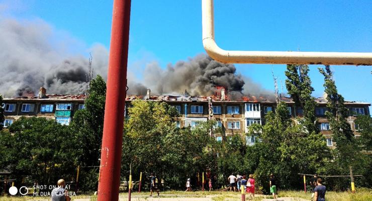 В оккупированной части Донбасса загорелась жилая многоэтажка