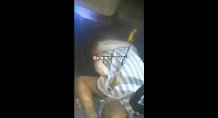 Пьяный водитель заперся в авто с девушкой и заставил копов смотреть на их секс