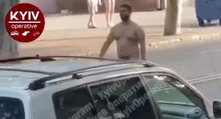 В Киеве голый мужчина перекрыл движение транспорта